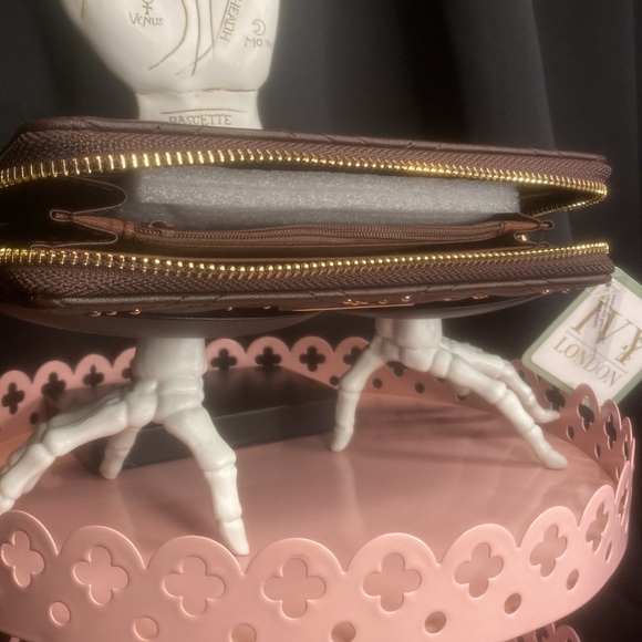 IVY LONDON dark coffee Color with Gold hardware! NEW WITH TAGS! - Picture 8 of 13